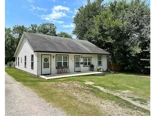 A Cozy Getaway in Downtown Rogers