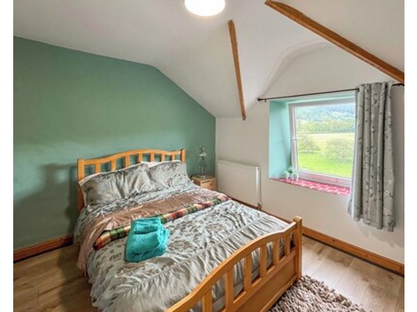 Swan Cottage offers a relaxing space for all the family to enjoy.