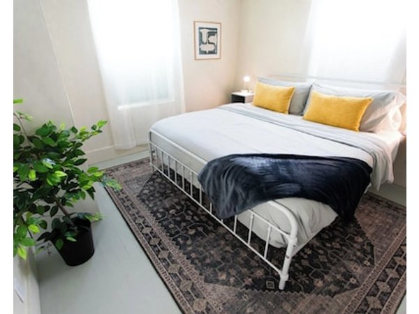 Boutique Cottage-Private Best Location King Bed with Luxurious Linens