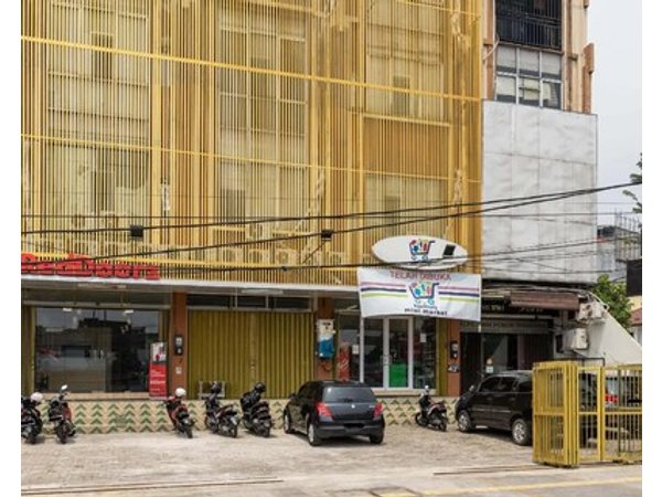 RedDoorz Plus Near RS Royal Taruma Grogol