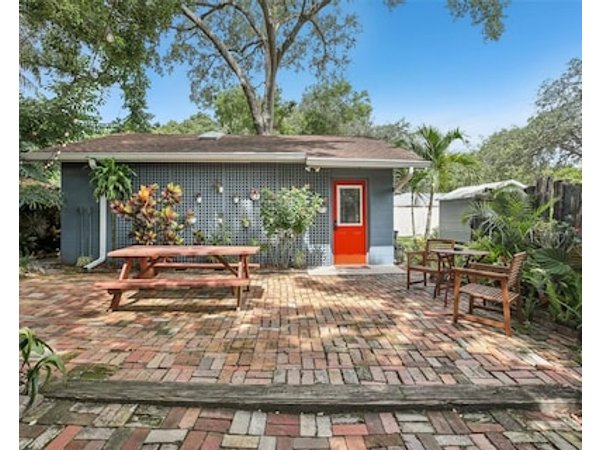 Amazing cottage in sunny Tampa close to everything.