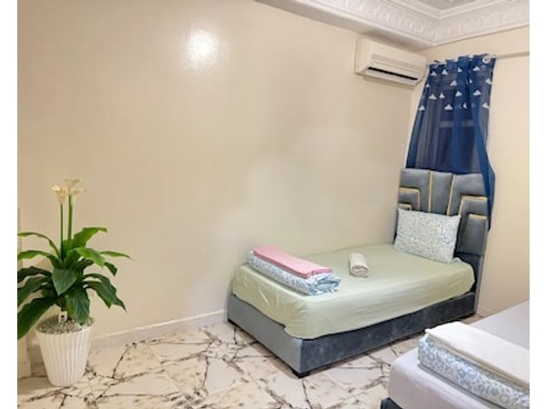 Airport Apartment 5 minutes walk perfect for Early & Late Flights