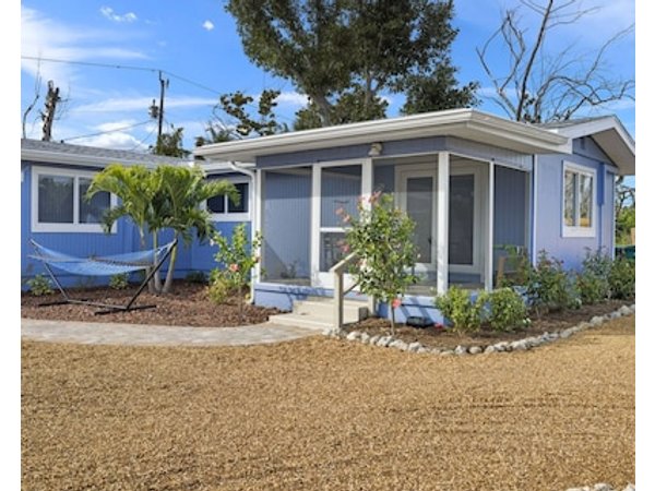 Gorgeous Newly Renovated Coastal Cottage And Beach Just Down The Street