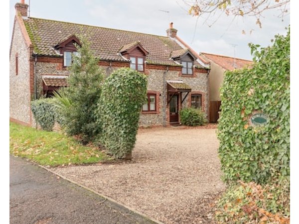 1 Crowlands Cottages Family Friendly With A Garden In Holt