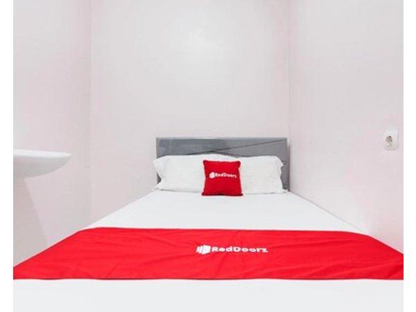 RedDoorz at Terus Manis Suryakencana