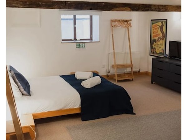 Spacious Grade Ii Listed Flint Cottage Sleeps 2