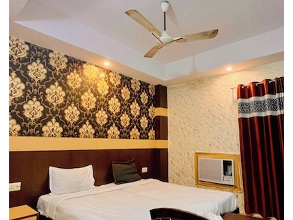 OYO 12177 Hotel Crystal Inn