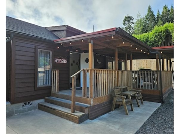So Much To Enjoy At This 2-bedroom Cottage In Charming Lakeside.