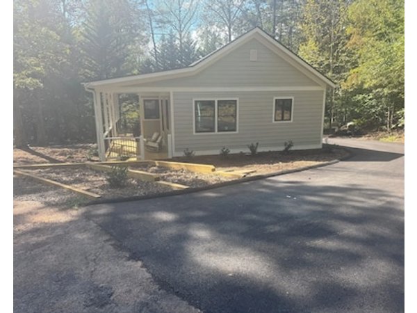 Wandering Bear’s Cottage Near Crozet & Charlottesville 2 bedroom