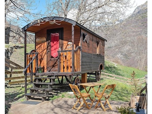 Roulotte Gentiane – Unique Retreat in the Heart of the Pyrenees