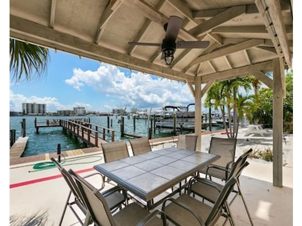 Beach getaway 4min walk to the beach water views on every floor boat dock free parking