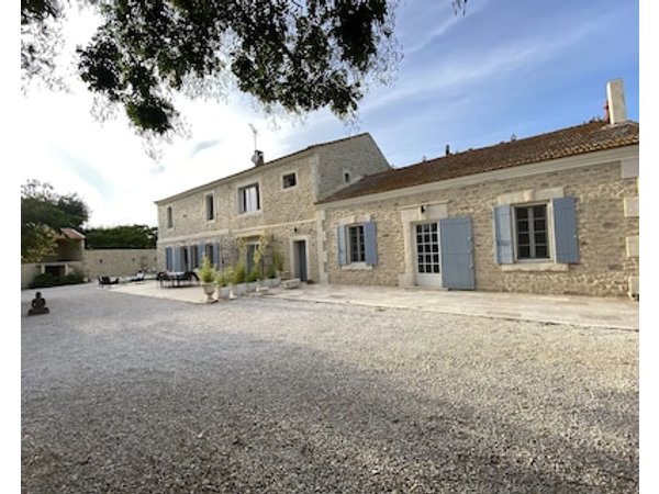 Gite Champêtre De Caractère Au Mas Arnaud Équipée Dun Spa et Accès à La Piscine
