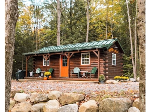 Cozy Log Cabin With View Of Pond