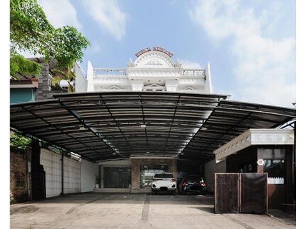 RedDoorz at Jatiwaringin near Exit Toll Pondok Gede