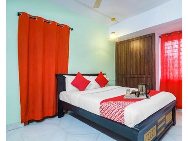 Super OYO Broholic Hotels Near Botanical Garden