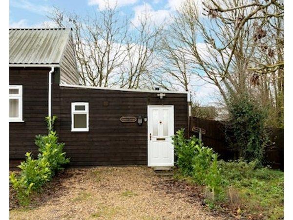 Meadow - Woodland Cottage with Private Hot Tub