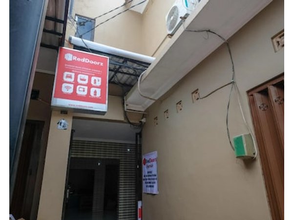 RedDoorz Syariah near Stasiun Gubeng 2