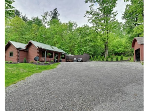 Peaceful Cabin w/ Hot Tub in Dundee: Dogs Welcome
