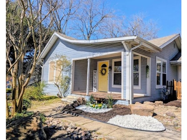 Unique Cabin Style Cottage 1-block From Historic Downtown Mckinney