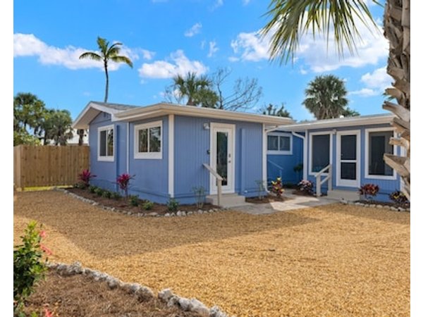 Newly Renovated Coastal Chic Cottage
