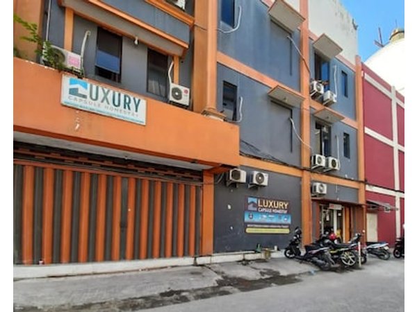 RedDoorz at Luxury Homestay near Aloha Waru Surabaya