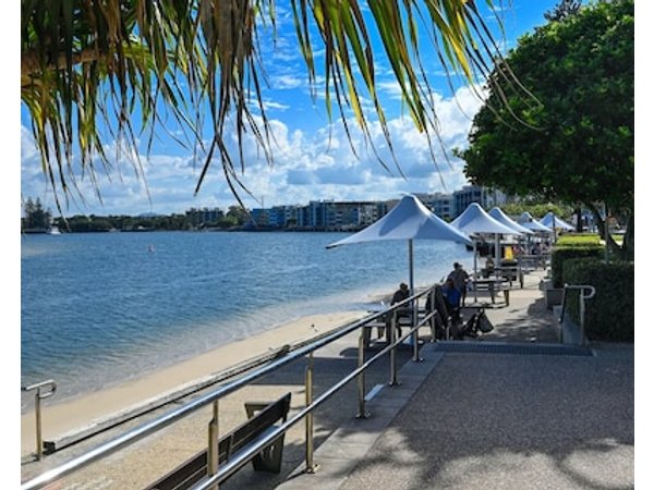 Cosy Charming Central Caloundra Getaway