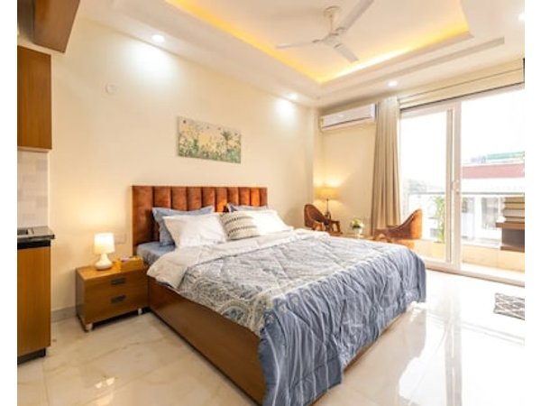 Independent studio apartment on Golf Course Road