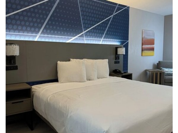 Brand New Modern Beautiful Room In Chicago With Wifi Ac And Tv.