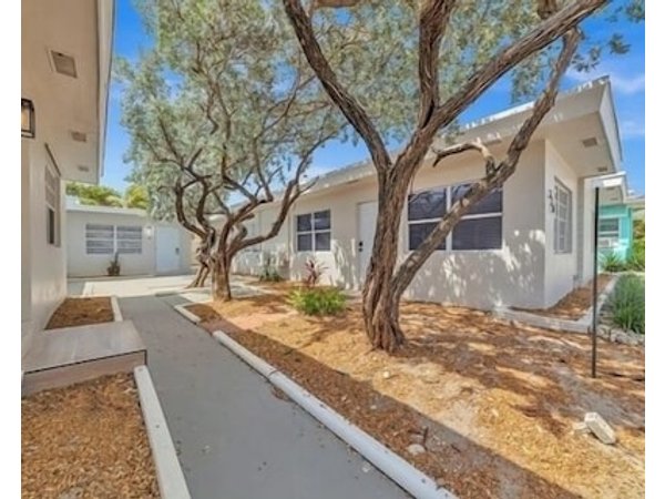 Dania Beach Getaway | 2 Studios for 6 Guests