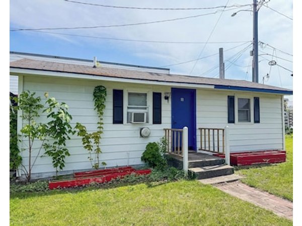 Charming 2-bedroom pet friendly cottage right by ferry in Mackinaw City.