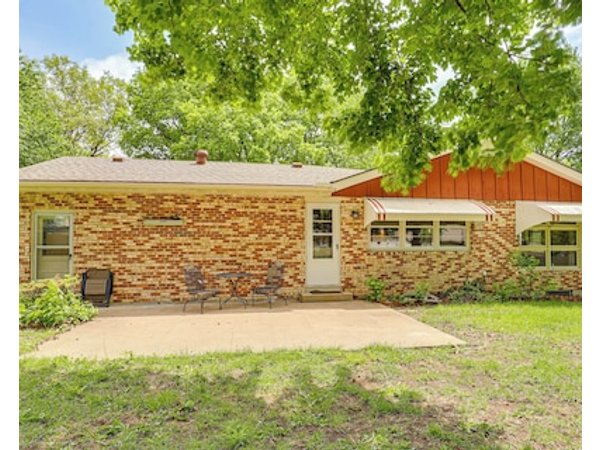 Fenced Yard & Patio! Shawnee Getaway 2 Mi to Dtwn