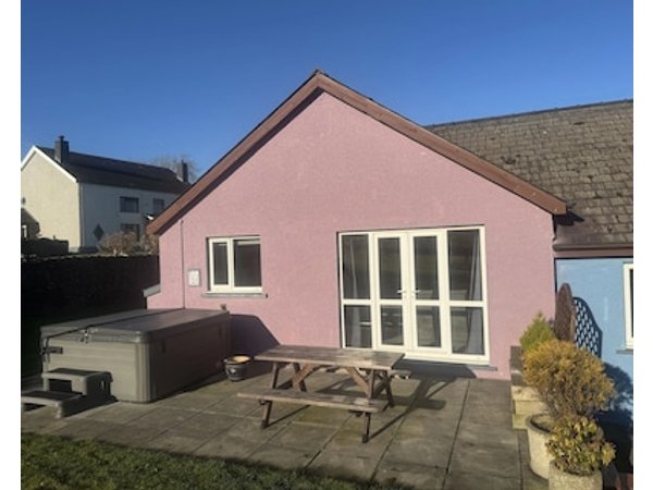 Cosy Cottage With Hot Tub Dog Friendly. Near Dog Friendly Beaches! Seasonal Heated Outdoor Pool.