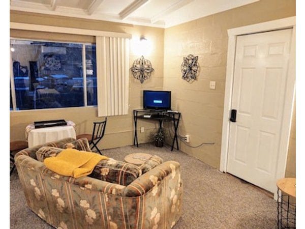 #02 - Unique Lakeside Studio Cottage- Pet Friendly