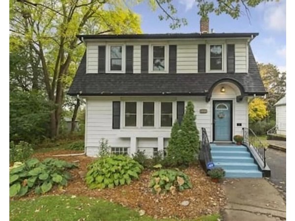 Charming Cottage With Hot Tub Fire Pit & Wooded Backyard