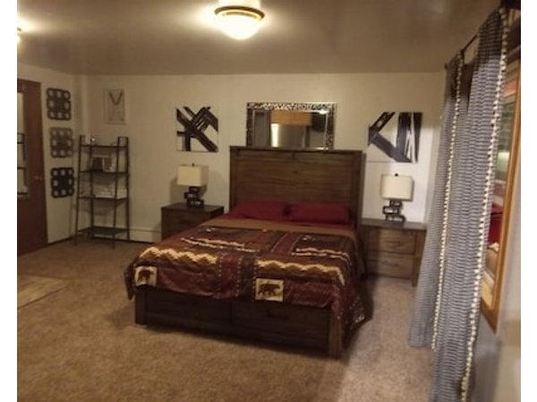 Charming 1-bedroom house in gorgeous Custer with WiFi car rental available. Suit