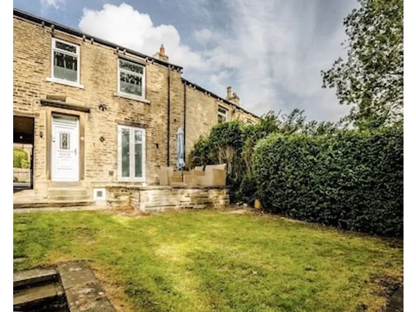 Modern Cosey 2 or 3 bedroom Tucked-away Cottage