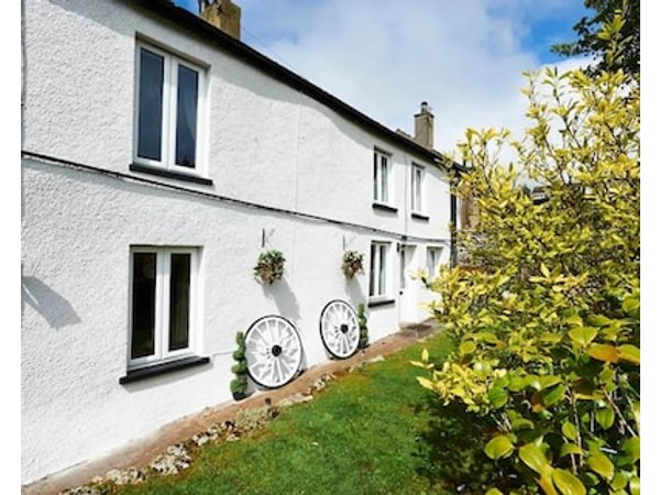 Cottage Sleeps 8 With Garden and BBQ