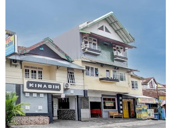 Capital O 93653 Kinasih Hotel