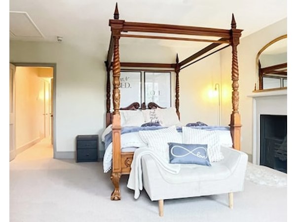 3-bed Gem In The Heart Of Bath With Bath Abbey Views. Sleeps 8