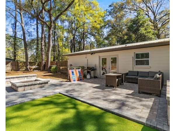 The Gator Getaway- Huge Backyard