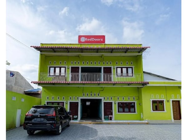 RedDoorz Syariah near UISU Medan