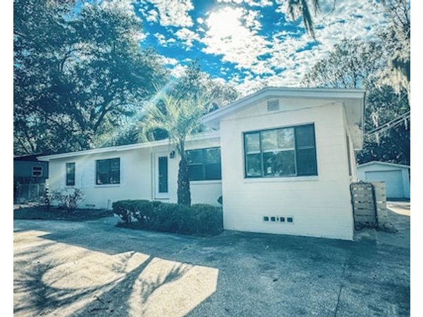 Charming 3-bedroom house in delightful Jacksonville with AC WiFi