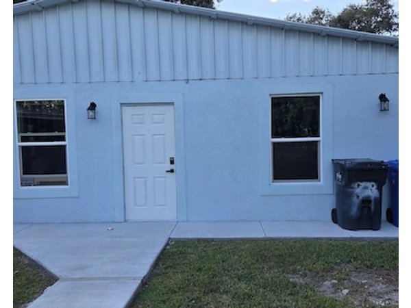 2-bedroom villa in tranquil Tampa with cool AC breeze