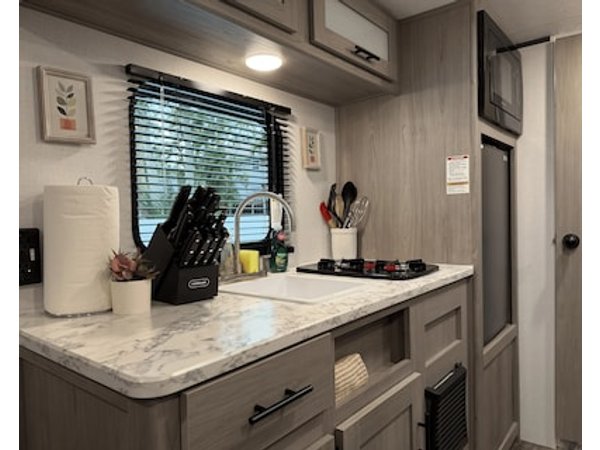 Hidden Gem Charming Canal-Front Getaway
