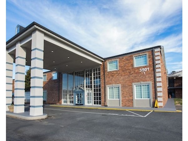 Cozy 1-bedroom apartment in tranquil Charlotte with gym minutes from hospitals