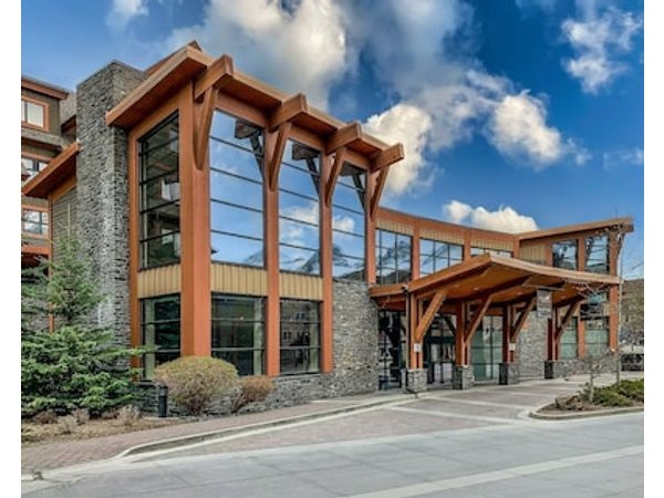 Spacious & Sunlit Rocky Mountain Getaway With Huge Balcony And Mountain Views