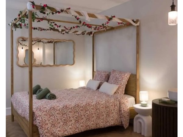 La Parenthèse Fleurie – Suite with spa and projector screen in Bergerac