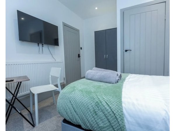 Modern & Cozy 5-bedroom House With Wifi In Medway