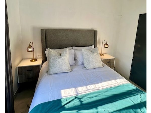 Modern 3-bedroom cottage 15 mins away from the City Centre along Bvumba road.
