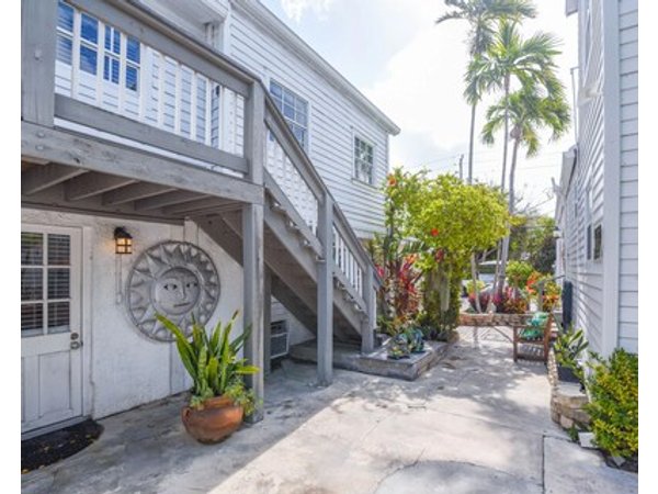Scotts Cottage - Truman @ Duval | Perfect Location! Ideal For Solos &couples
